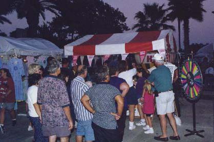 croud1.jpg (33559 bytes)