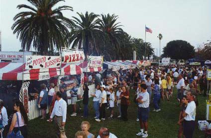 croud2.jpg (39901 bytes)