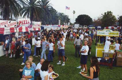 croud3.jpg (41913 bytes)